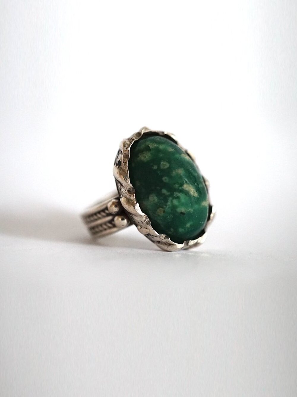 0008 vintage sterling silver green stone ring size 7 1/4 US